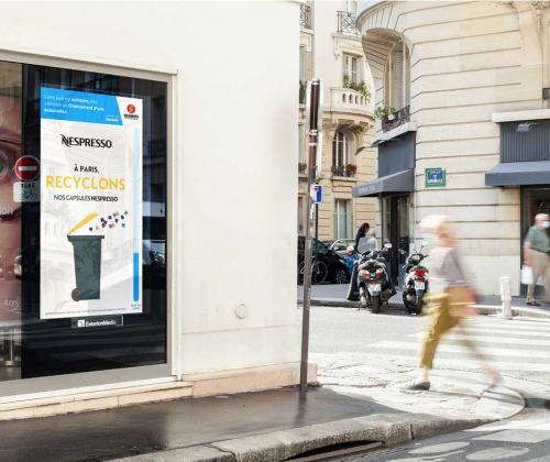 Ecrand dans une vitrine à Paris avec une pub goodeed